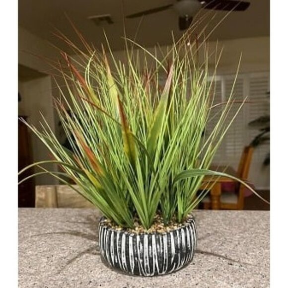 New Small Potted Artificial Grass Plant for Home Kitchen Office Desk Decoration - Picture 1 of 1